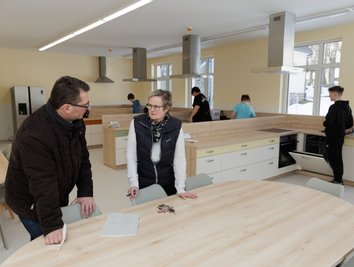 Im neuen Anbau an der Oberschule in Jöhstadt befindet sich unter anderem dieser modern ausgestattete Küchenbereich mit mehreren Arbeitsplätzen. Schulleiterin Simone Seibt und Bürgermeister André Zinn freuen sich, dass Schüler wie Elias, Anton, Ben und Moritz (von links) die neuen Unterrichtsräume schon bald in Besitz nehmen können. Während der Ferien haben sie aber erst einmal beim Einräumen geholfen. 