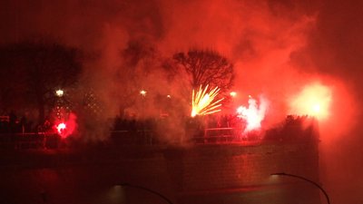 Gefeiert wurde mit Pyro und Feuerwerk.