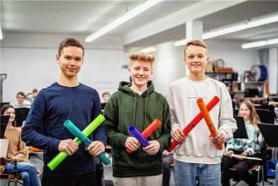 Hannes Lindner (v. l.), Theo Naupert und Felix Knobloch werden im Jahreskonzert mit den Boomwhakers - bunten Plastikrohren - solieren.