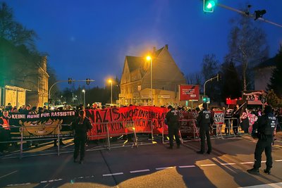 Vor genau einem Jahr wurde schon einmal gegen das IB-Haus und gegen einen Besuch des österreichischen Rechtsextremen Martin Sellner demonstriert.