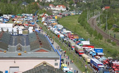 Bereits am Vormittag lockte die Veranstaltung, die auf einem Teilstück der Westtrasse in Werdau stattfindet, Tausende von Besuchern an.