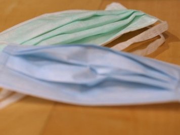 Zwei Personen haben sich in Plauen als Amtsärzte ausgegeben. Mit dieser Masche wollten sie sich Zutritt zu Wohnungen in einem Mehrfamilienhaus verschaffen. 