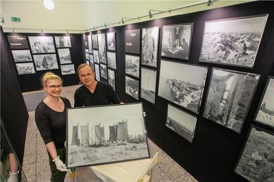 Im Plauener Stadtarchiv wird die neue Jahresausstellung aufgebaut. Im Bild: Agata Turek und Danny Weber.