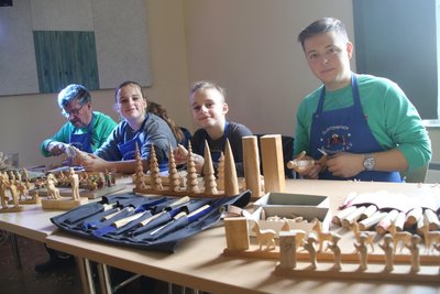Wolfgang Wagner, Ella und Willi Uhlig und Maximilian Klinger v.l. vom Borstendorfer Schnitzverein zeigten beim Adventsmarkt in Leubsdorf ihr Können.