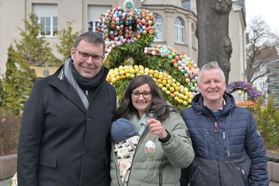 Rainer Gegner, Bürgermeister Markt Roßtal (l.), hat ein Osterei mitgebracht und an Johanna Stampfer, die stellvertretende Bürgermeisterin von Thalheim, und an Michael Weißbach, Vorsitzender der Arbeitsgruppe Stadtmarketing Thalheim, überreicht.