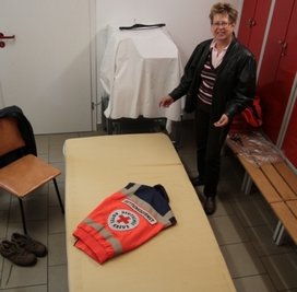Zwischen den Spinden wird eine zweite Liege aufgeklappt.