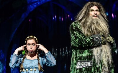 Marius Marx (rechts) spielt als Gast im Schauspielhaus Chemnitz einen furchterregenden, hinterlistigen Zar Wasserwirbel und überragt dabei den Rest um Haupteslänge - Szene mit Stella Goritzki als kecke Prinzessin, die dem garstigen Alten die Stirn bietet.