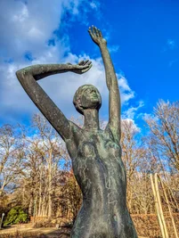 "Junge Frau" von Harald Stephan im Chemnitzer Stadtpark (um 1985).