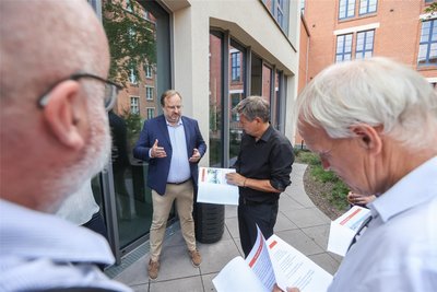 Gerrit Baumann erklärt das Problem mit der Regulierung der Quartiermodelle. Für den Wirtschaftsminister und seine Mitarbeiter hat er eine Broschüre zusammengestellt.