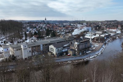 Der Blick von oben auf die Peniger Papierfabrik von Felix Schoeller – übrigens mitten im Herzen des Zentrums – lässt erahnen, wie die Papierindustrie die Stadt prägt.