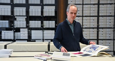 Philipp Freytag im Carlfriedrich-Claus-Archiv, das heute Teil der Chemnitzer Kunstsammlungen ist. 