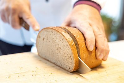 Bei der Prüfung wird sich bei jedem einzelnen Brot von außen nach innen vorgearbeitet.