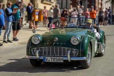 Zahlreiche Oldtimer werden am Wochenende – wie hier in Falkenstein – über die Straßen im Vogtland rollen.