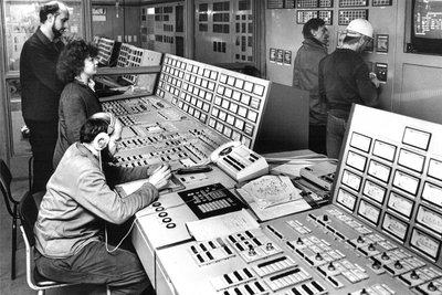 Die Schaltzentrale des ersten Kraftwerkblocks des Heizkraftwerks Mitte der 1980er-Jahre.