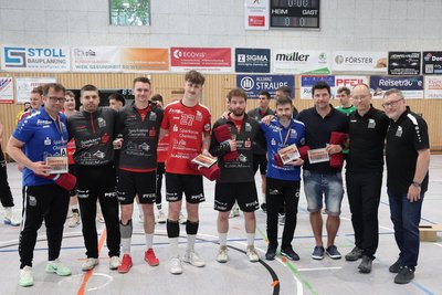 Jannes Kreutz (4. von links) und Hagen Ludwig (5. von links) verlassen den HC Glauchau/Meerane.