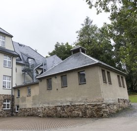 Der alte Anbau für Wirtschaft/Technik/Hauswirtschaft war zu klein und genügte in keiner Weise mehr den Anforderungen. 