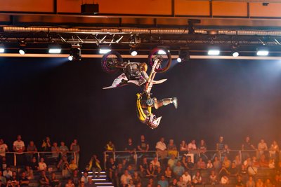 Zu sehen ist Davide Rossi, ein italienischer Freestyle Motocross-Fahrer.