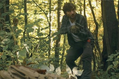 Jeff und Travis sind in Gefahr. Karl Sebastian Liebich (rechts) und Noah Tröbs (links im Gebüsch) spielen die Hauptrollen in "Shades of Despair" ("Schatten der Verzweiflung"). Es ist der erste Film von Benjamin Agsten. Gefördert wurde er von der TU Chemnitz und vom Studentenwerk Chemnitz/Zwickau