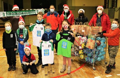 Neue Trikots und kleine Geschenke haben die Niederwiesaer Handballer bekommen. Der Verein möchte mit solchen Aktionen den Zusammenhalt - auch in der schwierigen Coronazeit - stärken. 