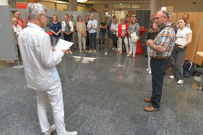 Kursteilnehmer Ulf Gärtner (l.) aus Dresden hielt eine gereimte Abschiedsrede für den langjährigen Kursleiter Wesselin Gospodinov.