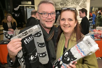 Torsten und Franka Dittberner deckten sich am Merchandising-Stand mit dicken Socken ein.