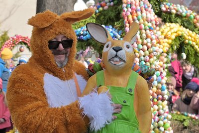 Oliver Bochamnn als Osterhase „Olli“ mit Osterhase „Toni“, der seinen Platz am Osterbrunnen gefunden hat.