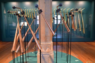 Die 13 verschiedenen Hörner im Museumssaal „Freiberg im 17. & 18. Jahrhundert“ bieten musikalischen Entdeckerspaß.