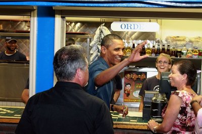 Präsidentenurlaub in Oak Bluffs auf Martha's Vineyard: Barack Obama am Tresen von Nancy's Restaurant im Sommer 2011.