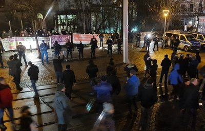 Die Polizei trennte am Montagabend die sogenannten Spaziergänger von einem angemeldeten Gegenprotest am Wendedenkmal. 