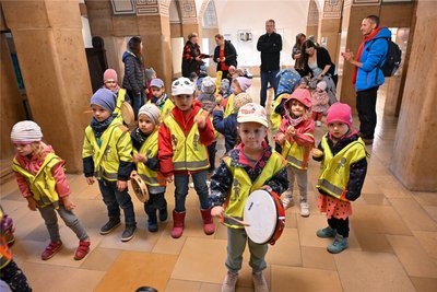 Protest im Rathaus gegen mögliche Schließungen.