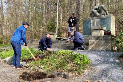 Die Freiwillige Feuerwehr Mulda kümmerte sich um das Kriegendenkmal im Eichwald.