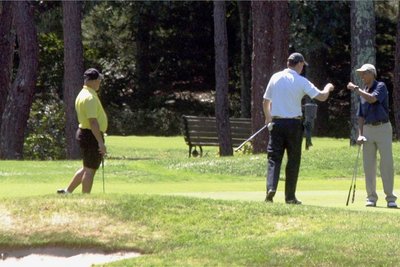 Gehörte zu seinen Urlaubsbeschäftigungen als Präsident: Barack Obama beim Golfen mit Freunden im Golf-Club von Oak Bluffs im August 2010. Dort spielt er auch heute noch.