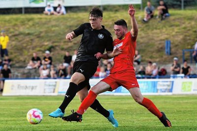 Die Fortschritt-Kicker haben sich am Mittwochabend in jeden Zweikampf geschmissen. Niklas Köllner (l.), der aus dem Leipziger U-19-Team hochgezogen wurde, hatte kein leichtes Spiel gegen Jonny Glatz. 