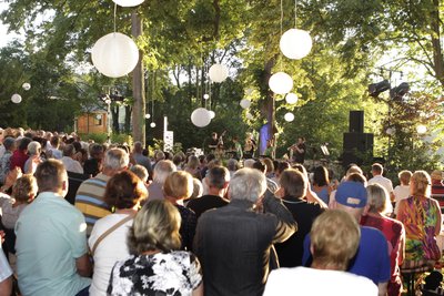 Beim Open-Air-Konzert im idyllischen Kirchpark Altensalz erklingen dieses Jahr Stücke aus dem frühen 20. Jahrhundert.