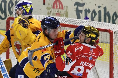 Für Eispiraten-Topscorer Corey Mackin und sein Team ist die Saison vorbei.