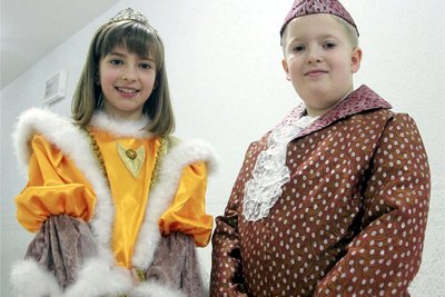 Lina Schlehofer als Prinzessin Lina und Tony Richter als Prinz Tony regieren als Kinderprinzenpaar in der 57. Faschingssaison in Elsterberg.