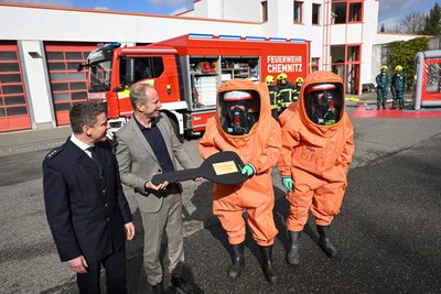 Feuerwehrchef René Kraus (links) und Bürgermeister Knut Kunze (zweiter von links) bei der symbolischen Schlüsselübergabe.