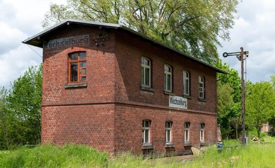 Am Wochenende ist nicht nur das Gelände rings um das Stellwerk auf Vordermann gebracht worden, auch im Inneren hatten die Helfer einiges zu tun -unter anderem wurden aufgearbeitete Fenster (mit braunem Rahmen) eingebaut.
