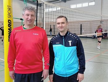 Bekannte aus früheren Tagen: Sven-Uwe Kusche aus Hainichen trainiert die Volleyballerinnen des SV Harthau II, Tilo Gerstenberger die zweite Milkauer Mannschaft. 