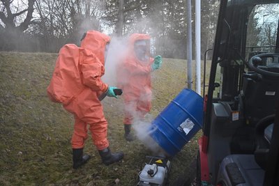 In einer Vorführung bargen Feuerwehrkräfte den symbolischen Schlüssel aus einer simulierten Gefahrenstelle.