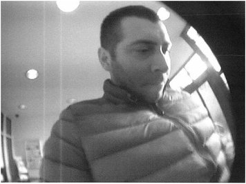 Die Polizei fahndet mit diesem Bild der Überwachnungskamera eines Geldautomaten nach dem mutmaßlichen Betrüger vom 7. Dezember 2015.