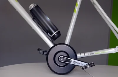  Schlicht und elegant: In dem schwarzen Zylinder befindet sich der Lithium-Ionen-Akku. Er wird dort angebracht, wo sonst die Trinkflasche sitzt. Der Elektromotor befindet sich im Tretlager. 