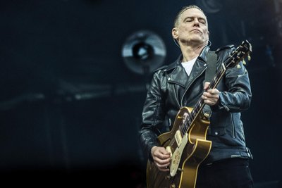 Bryan Adams bei einem Auftritt in Dänemark letztes Jahr. Kanadas beliebtester Rockexport kommt im Sommer nach Chemnitz.