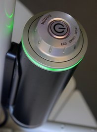  Oben am Akku: die Starttaste, die drei Schaltstufen und ein LED-Ring, der den Ladestand anzeigt. 
