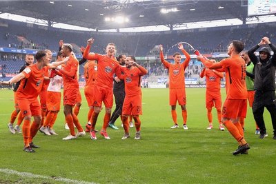 Party im Regen: Das schlechte Wetter in Duisburg konnte die Freude der Auer über den 2:1-Sieg nicht trüben.