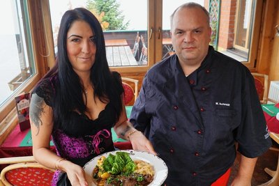 Haná Dostalová serviert den von Koch Mirko Schmidt zubereiteten Mutzbraten mit Bratkartoffeln und Sauerkraut. 
