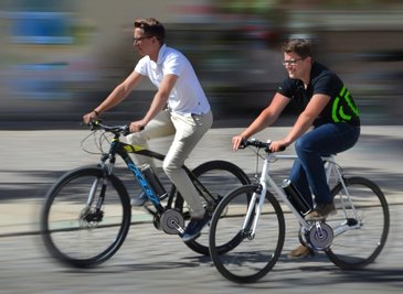  Die Geschäftsführer der Firma Pendix Christian Hennig (links) und Thomas Herzog fahren in der Zwickauer Innenstadt auf Fahrrädern, die sie mit ihrem eigenen Nachrüstsystem zu E-Bikes gemacht haben. 