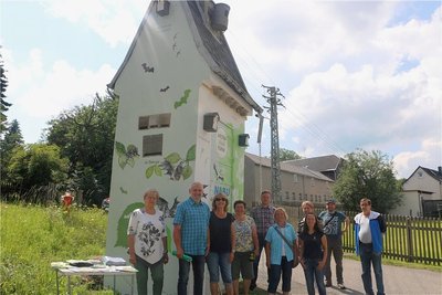 Der erste Artenschutzturm des Vogtlandes wurde von der Pausaer Ortsgruppe des Naturschutzbundes eingeweiht. Unterhalb des Daches sind Nisthilfen für Schwalben, oben am Dach ein Turmfalkenkasten. Auch an Fledermäuse und Igel wurde gedacht. Fotos: Simone Zeh (3)