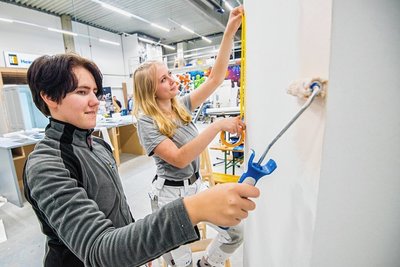 Nach dem Abitur zum Studium? Nichts für Laura Ekelmann (links) und Yasmin Mosig. Beide absolvieren bei der Firma Heinrich Schmid die Grundlagenschulung im ersten Lehrjahr zur Malerin und Lackiererin. 