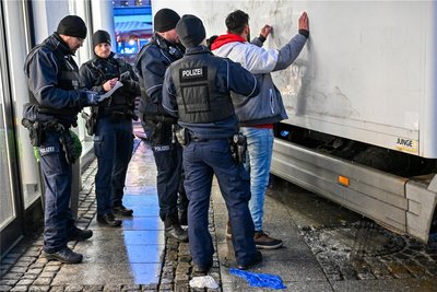 In der Chemnitzer Innenstadt kontrollieren Polizeibeamte einen Verdächtigen. Die Polizeipräsenz im Stadtzentrum wurde seit Ende vergangenen Jahres deutlich ausgebaut.